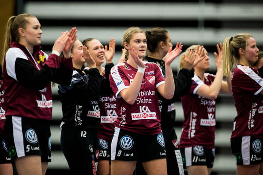 Lugis Maja Dreyer tackar publiken med lagkamrater