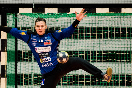 Kristianstads målvakt Lucie Satrapova räddar