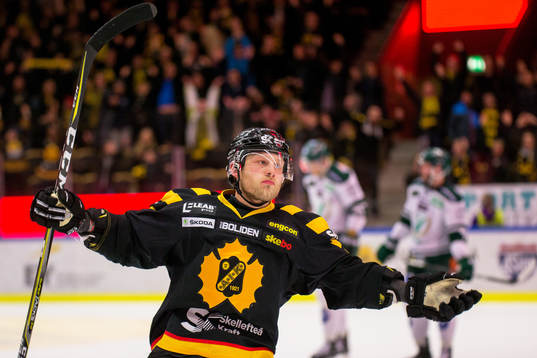 Skellefteås Oscar Möller jublar