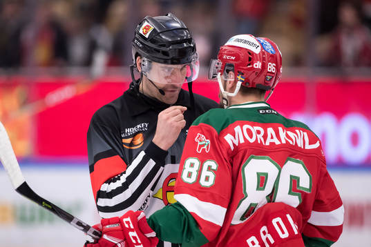 Domare Mikael Sjökvist och Moras Mathias Bromé  i