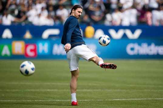 LA Galaxys Zlatan Ibrahimovic värmer upp före