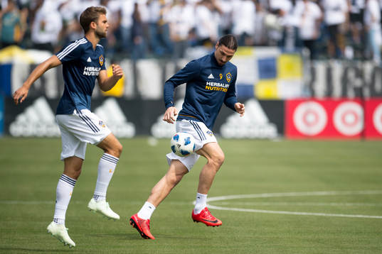 LA Galaxys Jörgen Skjelvik och Zlatan Ibrahimovic värmer