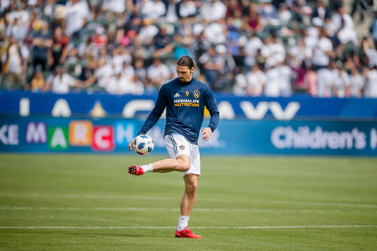 LA Galaxys Zlatan Ibrahimovic värmer upp före