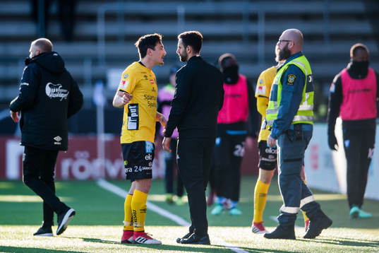 Elfsborgs Stefan Ishizaki i samtal med fjärdedomaren