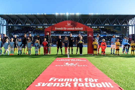 Spelare och domare vid lineup innan fotbollsmatchen i