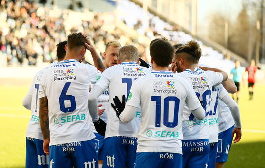 Norrköpings spelare samlas med Andreas Johansson