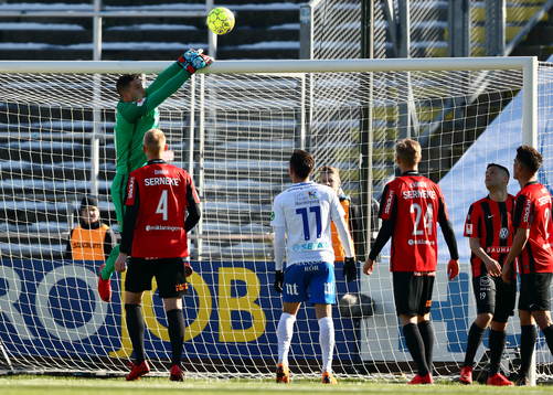Räddning av Brommapojkarnas målvakt Nikola Petric