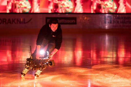 Kameramanen Jesper Eliasson i ishockeymatchen i