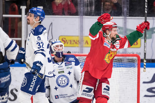Moras John Persson jublar framför Leksands målvakt Tex