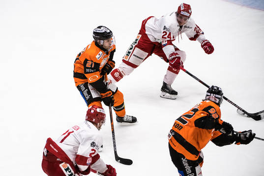 Karlskronas Cory Murphy  och Timrås Andreas Molinder,