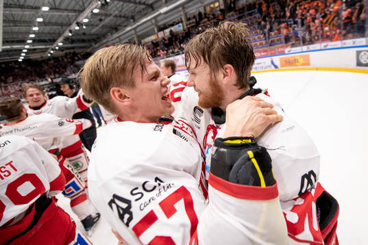 Timrås Anton Wedin och målvakt Henrik Haukeland jublar