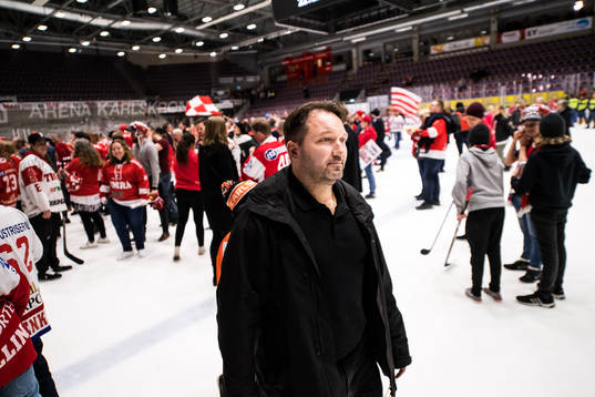 Karlskrona HKs ordförande Tobias C. Larsson deppar på isen