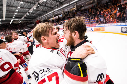 Timrås Anton Wedin  och målvakt Henrik Haukeland  jublar