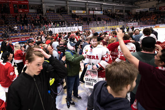 Timrås målvakt Henrik Haukeland blir intervjuad av