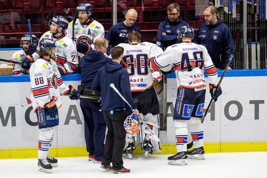 Växjös målvakt Viktor Fasth får hjälp av isen