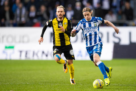 IFK Göteborgs Elias Mar Omarsson  driver bollen