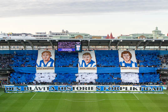 IFK Göteborgs supportrar med tifo innan fotbollsmatchen i