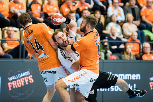 Kristianstads Viktor Hallén och Helge Freiman stoppar