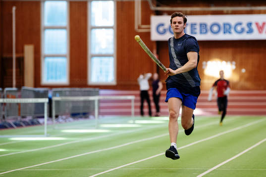 Stavhopparen Melker Svärd Jacobsson springer med staven