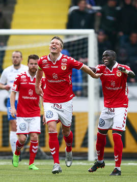 Kalmars Viktor Elm (mitten) jublar med lagkamrater