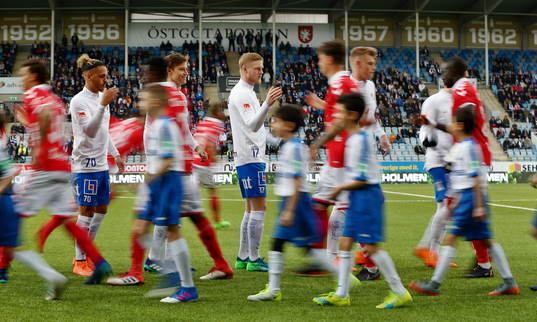 Norrköpings och Kalmars spelare med Kalle Holmberg