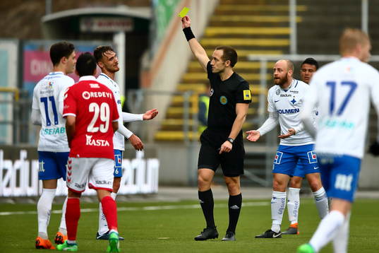 Domare Kaspar Sjöberg ger gult kort till Norrköpings