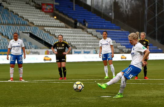 Norrköpings Emilia Larsson slår straff och gör mål 2-1