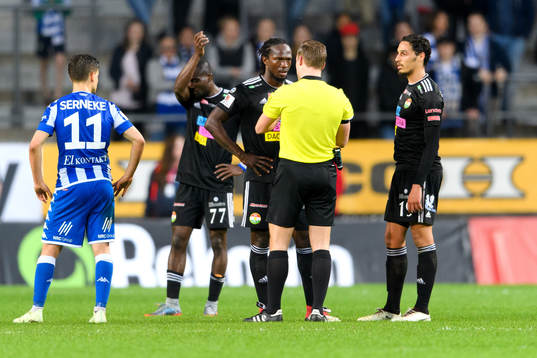 Dalkurds Kebba Ceesay pratar med domaren