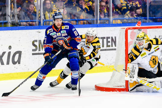 Växjös Robert Rosén jagas av Skellefteås Emil Djuse