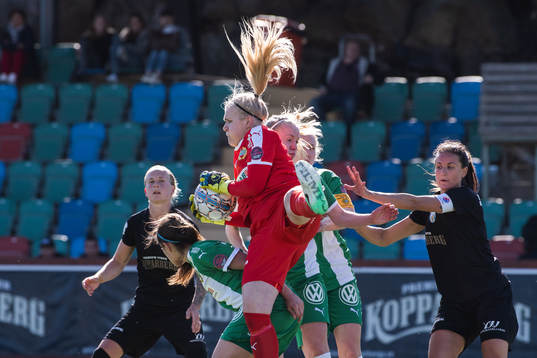 Hammarbys målvakt Emma Holmgren plockar ner bollen