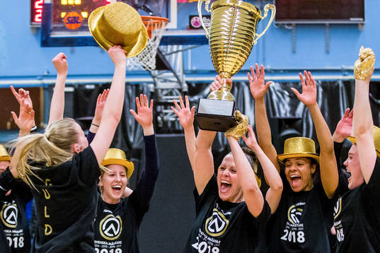 Luleås Anna Barthold jublar med pokalen