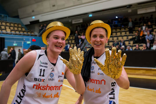 Luleås Allis Nyström och Luleås Anna Barthold jublar