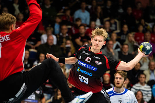 HK Malmös Jim Andersson skjuter mot Alingsås målvakt