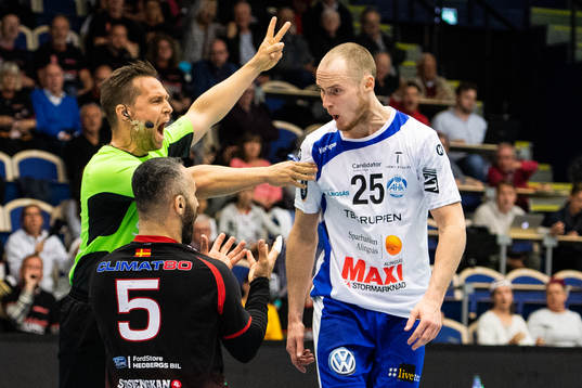 Alingsås Andreas Berg reagerar mot HK Malmös Binai Aziz