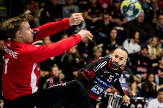 HK Malmös Binai Aziz skjuter mot Alingsås målvakt