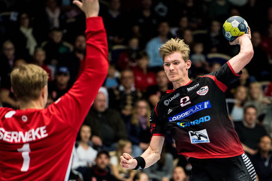 HK Malmös Jim Andersson laddar för skott mot Alingsås