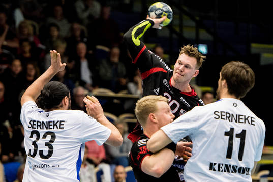 HK Malmös Adam Lönn laddar för skott