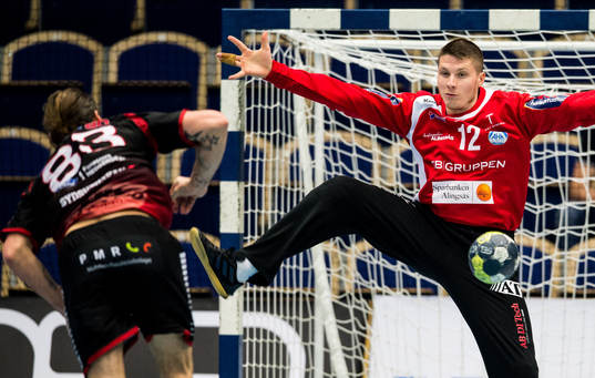 HK Malmös Fredrik Petersen skjuter mot Alingsås målvakt