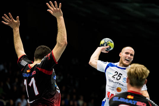 Alingsås Andreas Berg laddar för skott och HK Malmös