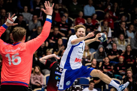 Alingsås Andreas Flodman mot HK Malmös målvakt Kristian