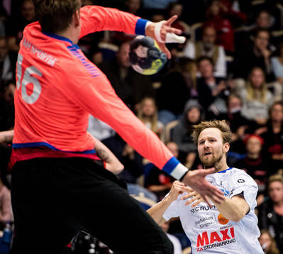 Alingsås Andreas Flodman mot HK Malmös målvakt Kristian