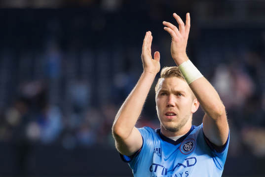 New York Citys Anton Tinnerholm tackar publiken