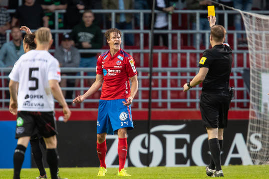 Helsingborgs Fredrik Liverstam reagerar mot ett domslut