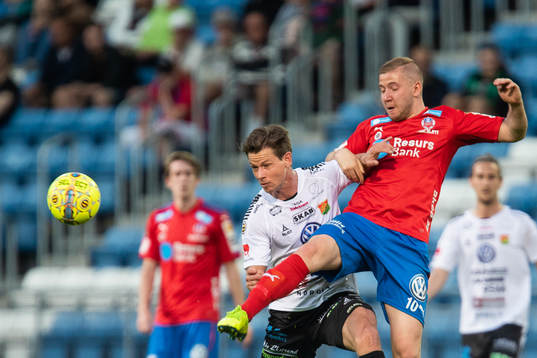 GAIS Dusan Djuric i kamp om bollen med Helsingborgs Darijan