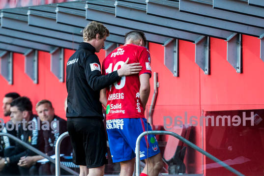 Helsingborgs Mikael Dahlberg lämnar planen skadad