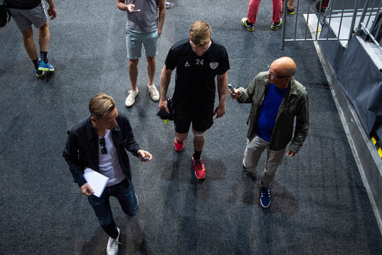 HK Malmös Linus Persson lämnar arenan skadad med