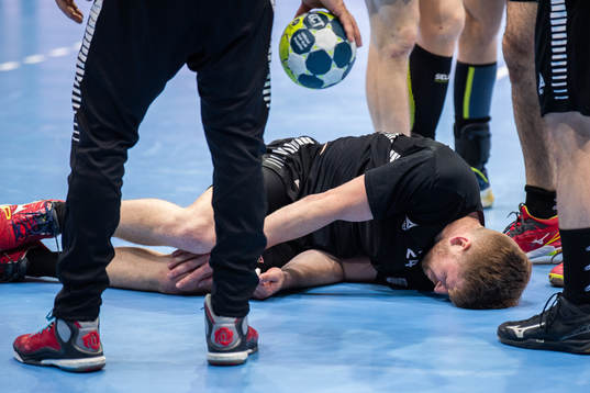 HK Malmös Linus Persson ligger ner