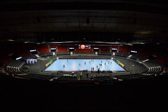 Interiör vy över Scandinavium med tomma läktare när