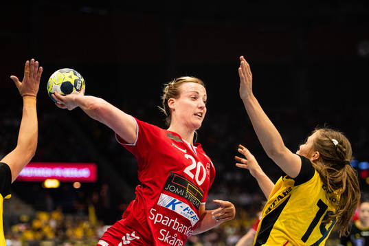H65 Höörs Anna Olsson skjuter mot försvarande Sävehofs