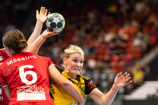 H65 Höörs Mikaela Mässing försvarar mot Sävehofs Ida